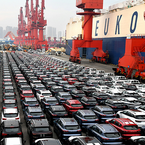 新华社照片,青岛(山东),2022年8月8日
青岛港商品车出口同比增长超90%
8月7日,商品车在山东港口青岛港大港公司八号码头等候装船。
8月7日,大型滚装货轮“晨声轮”靠泊山东港口青岛港大港公司八号码头,在装载各类商品车逾1900辆后将起航运往非洲,这也是该港有史以来单船装载量最多的一个滚装国际航次。今年以来,随着国内车企“出海计划”加速推进,山东港口青岛港根据不断增长的客户需求,积极拓展国际滚装航线网络布局和多样化物流模式,着力降低物流成本的同时,大幅减少运输周期,实现“成本+时效”双优效果,商品车出口同比增长超过90%。
新华社记者 李紫恒摄